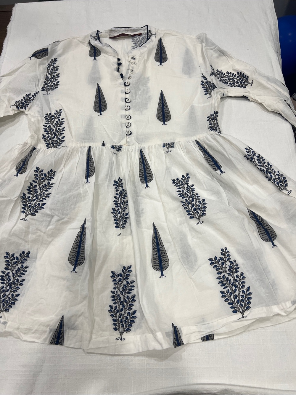 Signature by Sangria White Tunic Blouse with Navy Leaf Print
